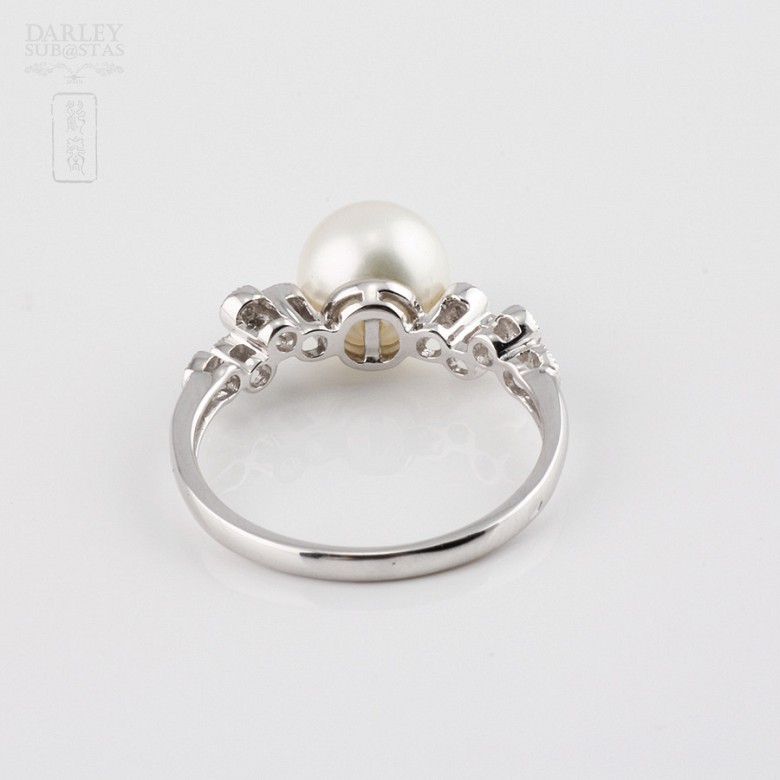 18k white gold ring with pearl and 8 diamonds.