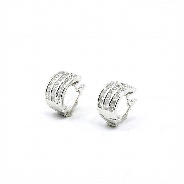 Pendientes en oro blanco 18K con 42 diamantes.