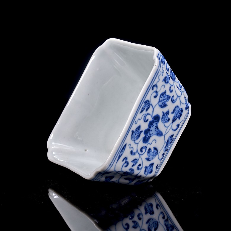 Cuenco cuadrado de porcelana esmaltada azul y blanco, dinastía Qing