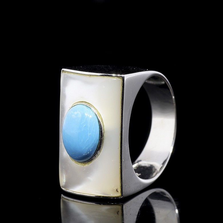 White gold ring with turquoise and mother-of-pearl