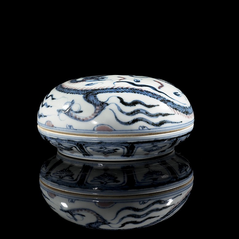 Porcelain-glazed ‘Dragon’ box, Ming dynasty