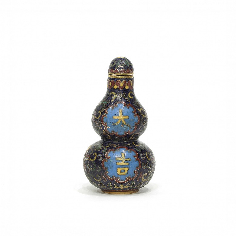 Cloisonne snuff bottle, with Qianlong mark.