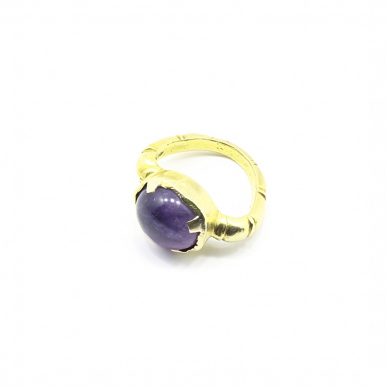 Amethyst cap ring in 20k yellow gold.