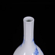 Small blue and white ‘Dan Ping’ vase, Minguo