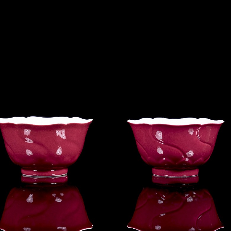 Pair of enamelled porcelain cups ‘Lotuses’, with Yongzheng mark