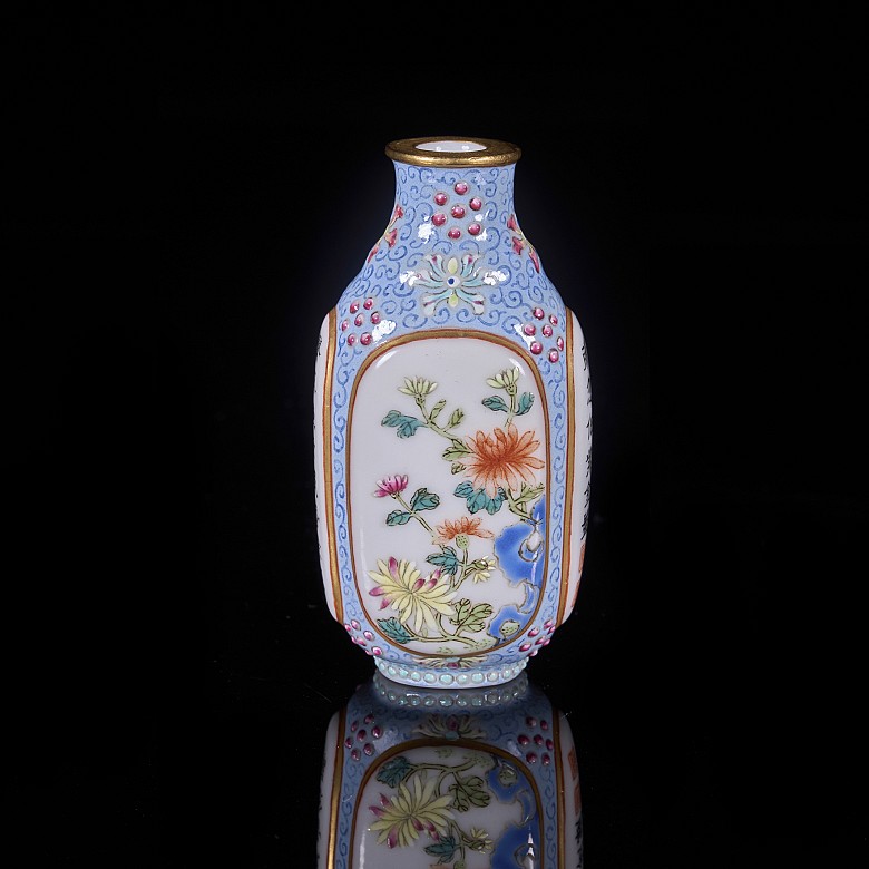 Snuff bottle ‘Chrysanthemums and poem’, Minguo period