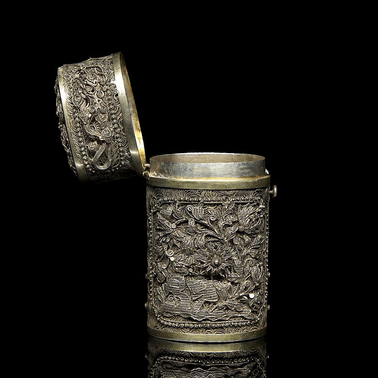 Small silver box ‘Lotuses’, 19th century