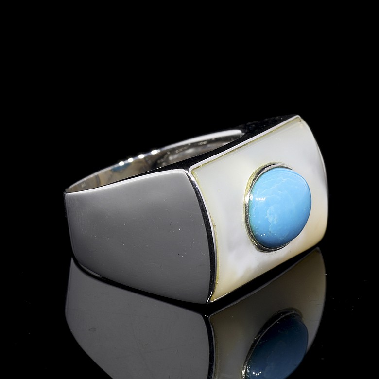 White gold ring with turquoise and mother-of-pearl