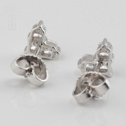 Pair of earrings in 18k white gold and diamonds.