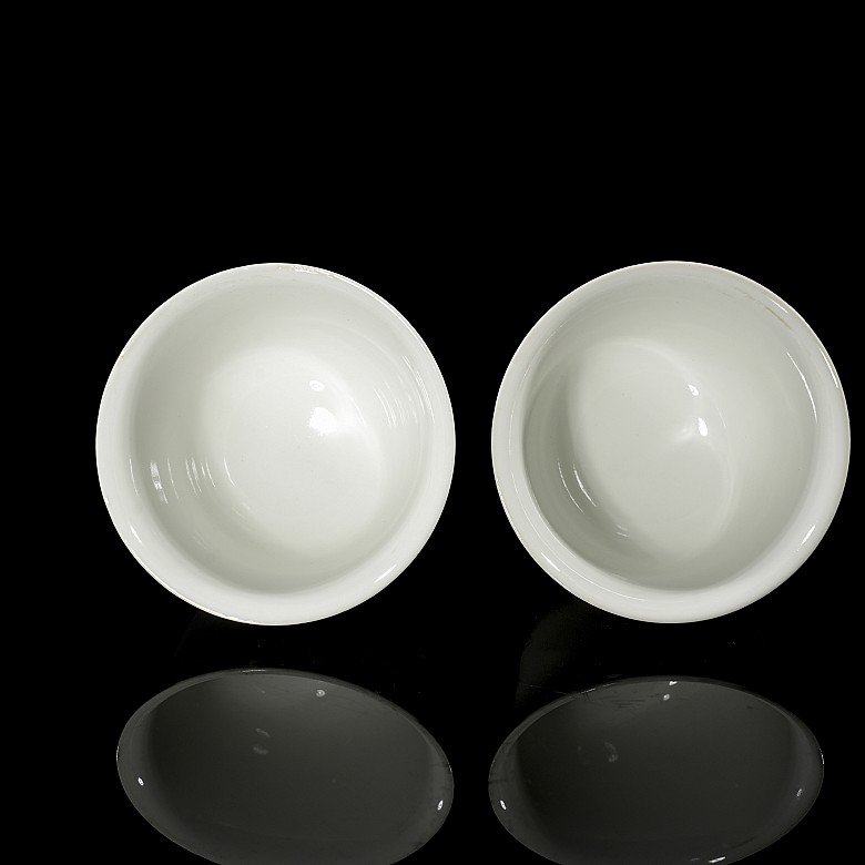 Pair of white porcelain mugs, with Qianlong mark