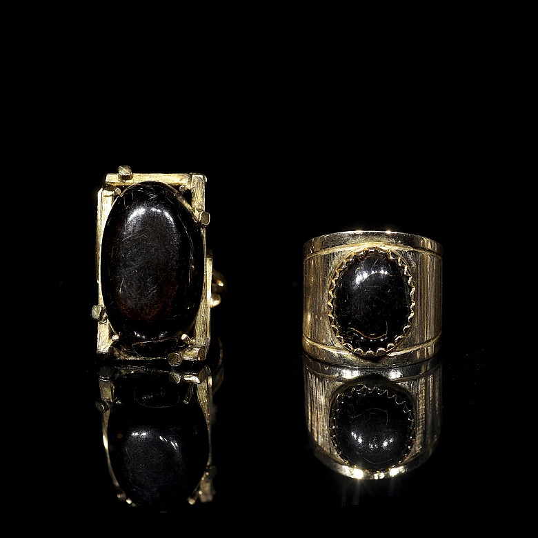 Dos anillos en oro amarillo y piedras negras