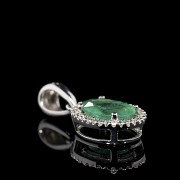 Pendant with emerald and diamonds in white gold