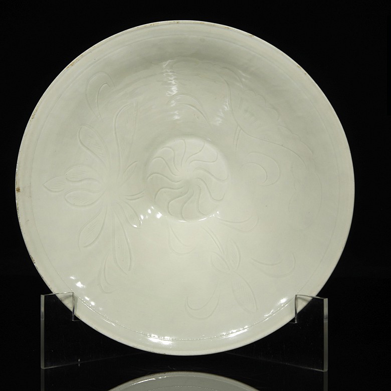 Porcelain bowl with incised decoration, 20th century