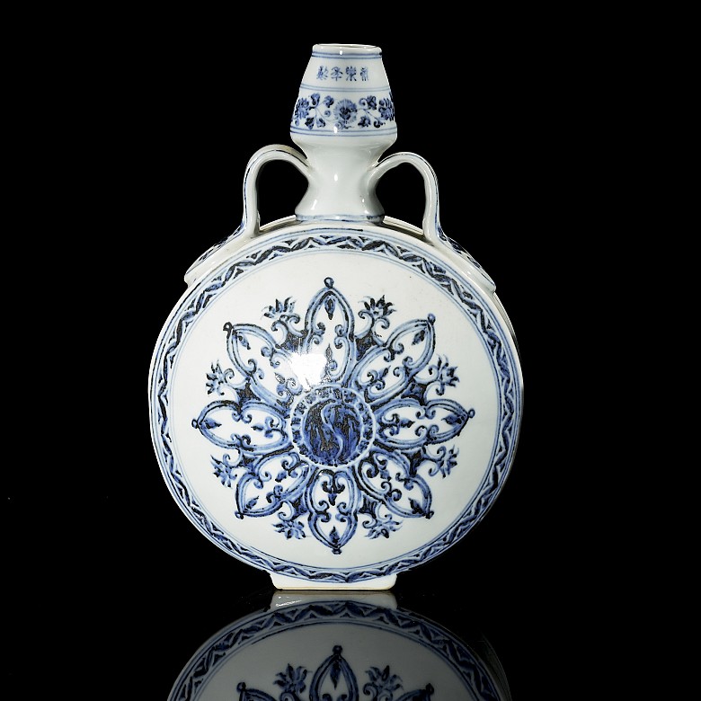 Blue and white porcelain ‘Binahu’ vase, with Ming mark