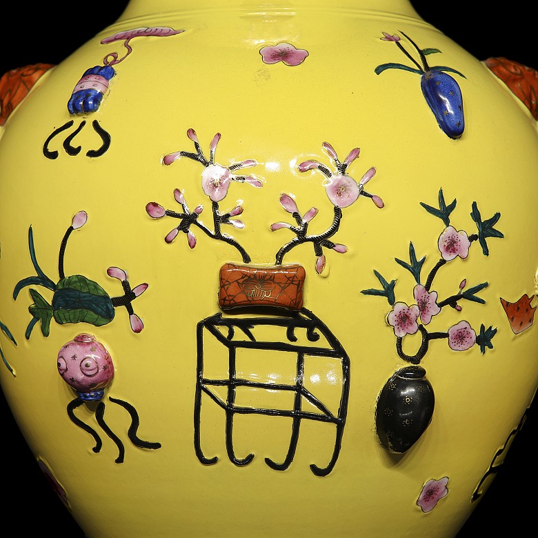 Porcelain vase ‘Famille Jaune Rouleau’, with Qianlong Seal