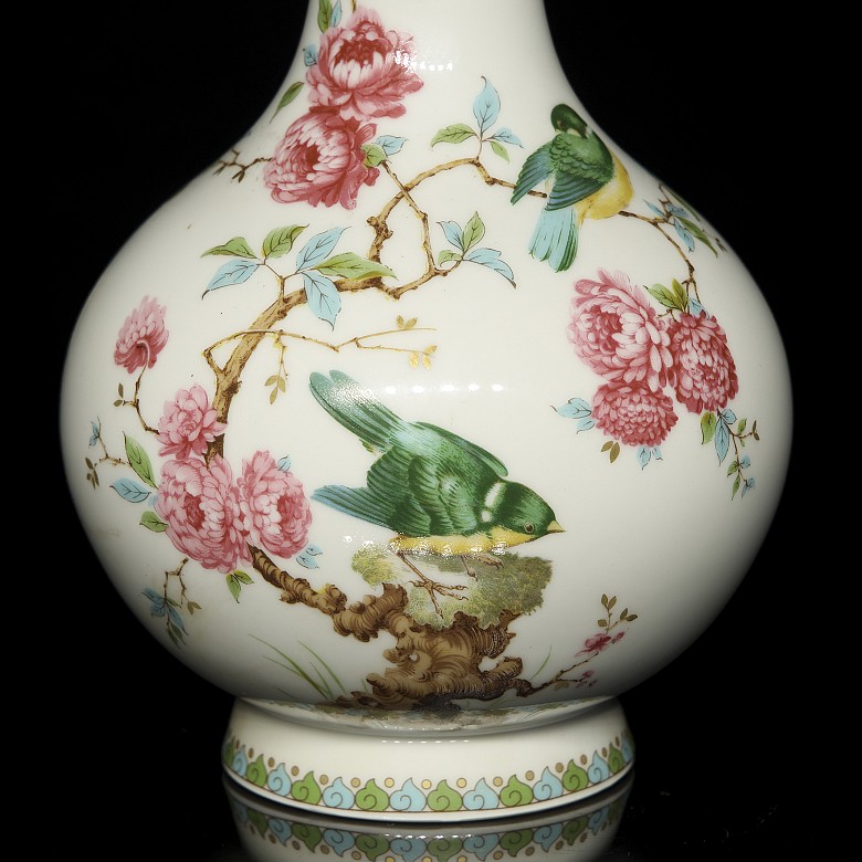 Porcelain vase, Kaiser, ‘Birds’, 20th century