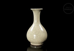 Geyao-glazed ceramic ‘Yuhuchunping’ vase, Song dynasty