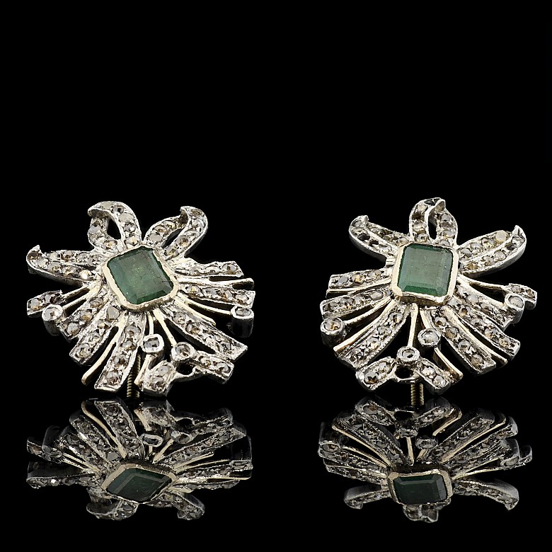 Earrings with diamonds and two emeralds