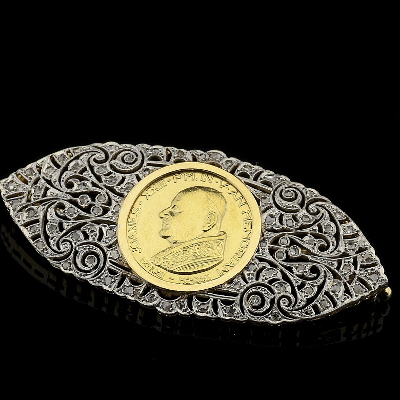 Broche de oro amarillo de 18 kt con moneda