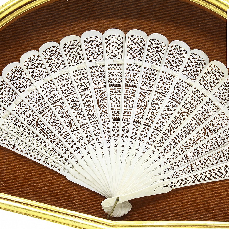 Cantonese brisé fan in openwork ivory, 19th century