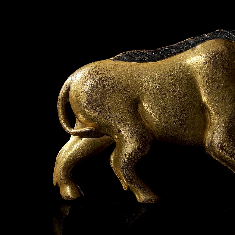 Figura de bronce dorado 