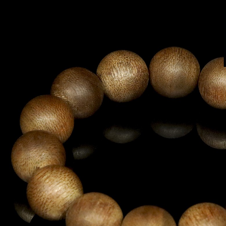 Pulsera de madera con 14 bolas.