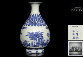 Blue and white porcelain vase, Qing dynasty, Tongzhi (1862 - 1874)