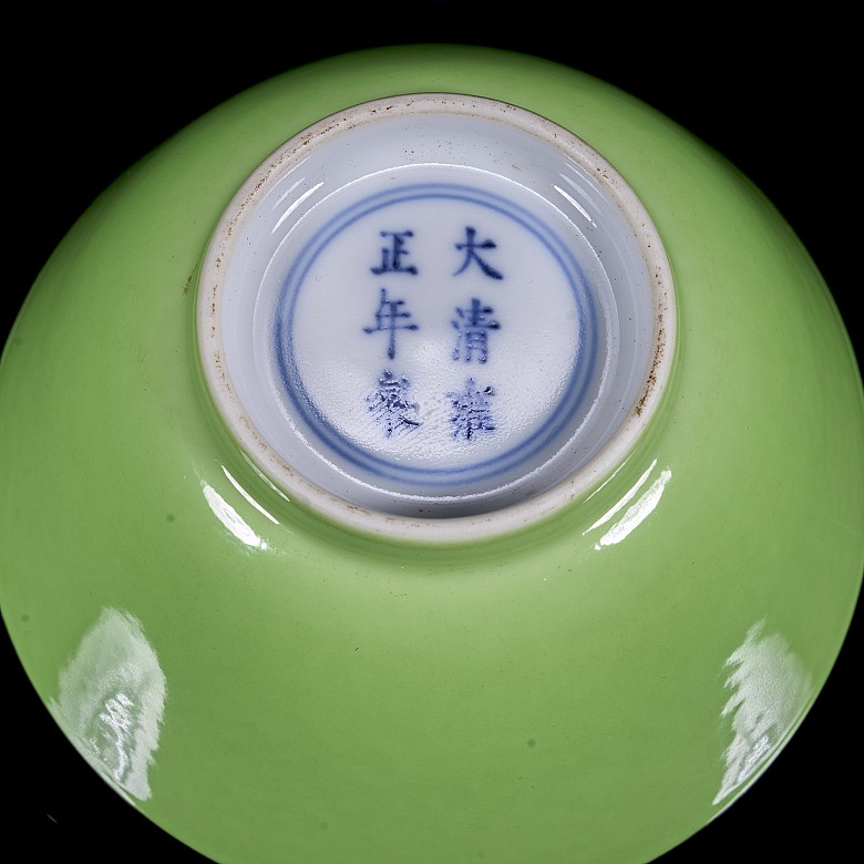 Green enamelled porcelain mug, with Yongzheng seal