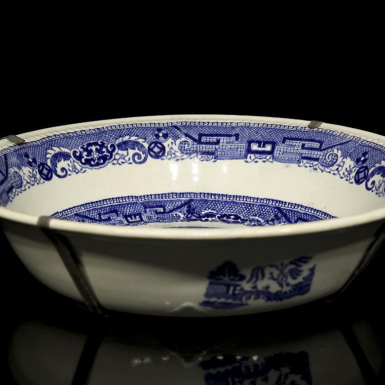 Porcelain dish with blue and white decorations, 20th century