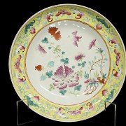 Pair of pink family plates ‘Flowers and birds’, 20th century