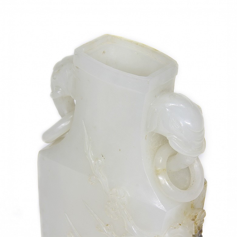 White jade vase, Qing dynasty.