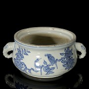 Blue-and-white porcelain censer ‘Birds and branches’, Qing dynasty