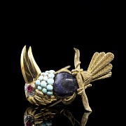 Yellow gold brooch with toucan shape