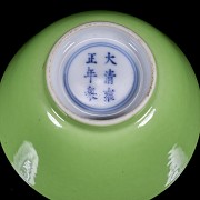 Taza de porcelana esmaltada en verde, con sello Yongzheng