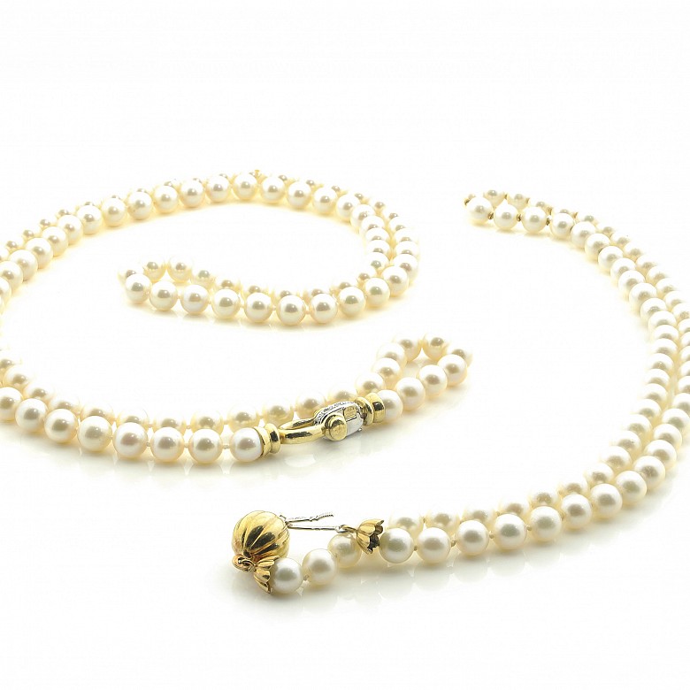 Two cultured pearl necklaces, with 18 k gold clasps