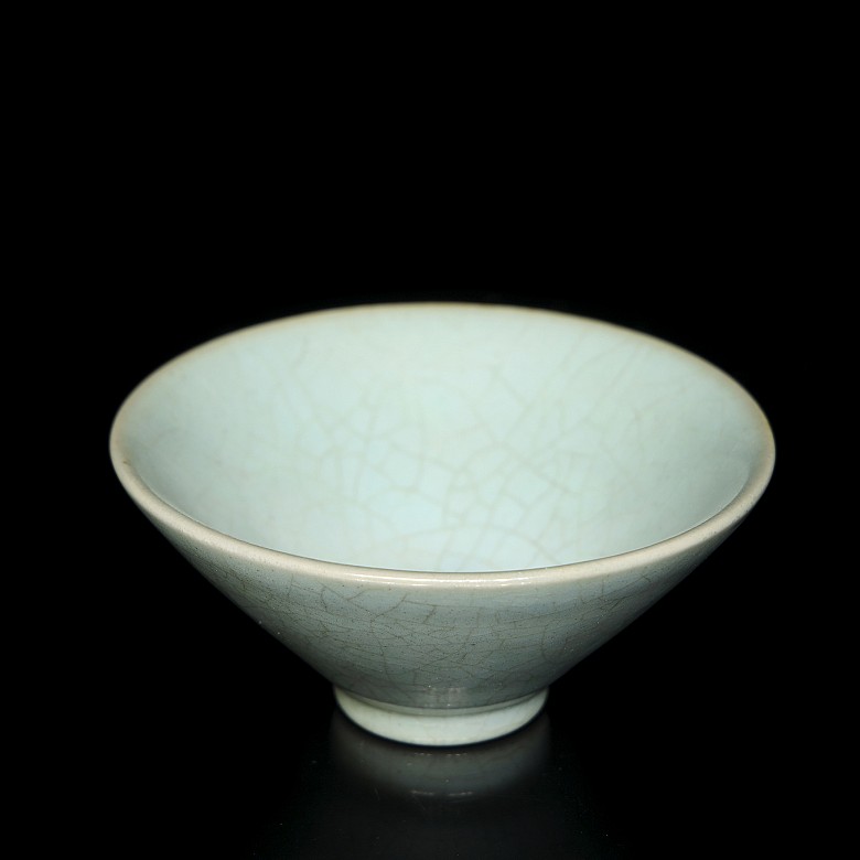 Small glazed ceramic ‘Ruyao’ bowl, Song style