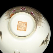 Pair of enamelled porcelain bowls ‘Swallows’, with Tongzhi mark