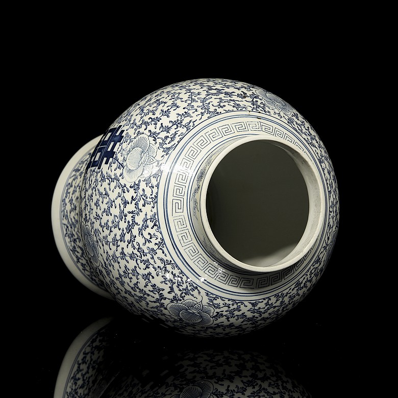 Ginger jar, blue and white, 20th century