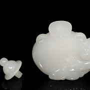 White jade snuff bottle, Qing dynasty, 19th Century