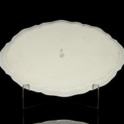 Sopera de porcelana francesa con plato oval, s.XX