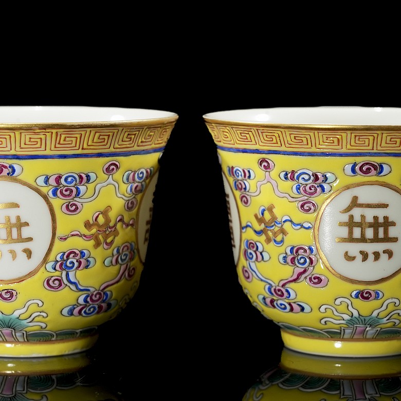 Pair of porcelain cups with yellow background, with Guangxu seal