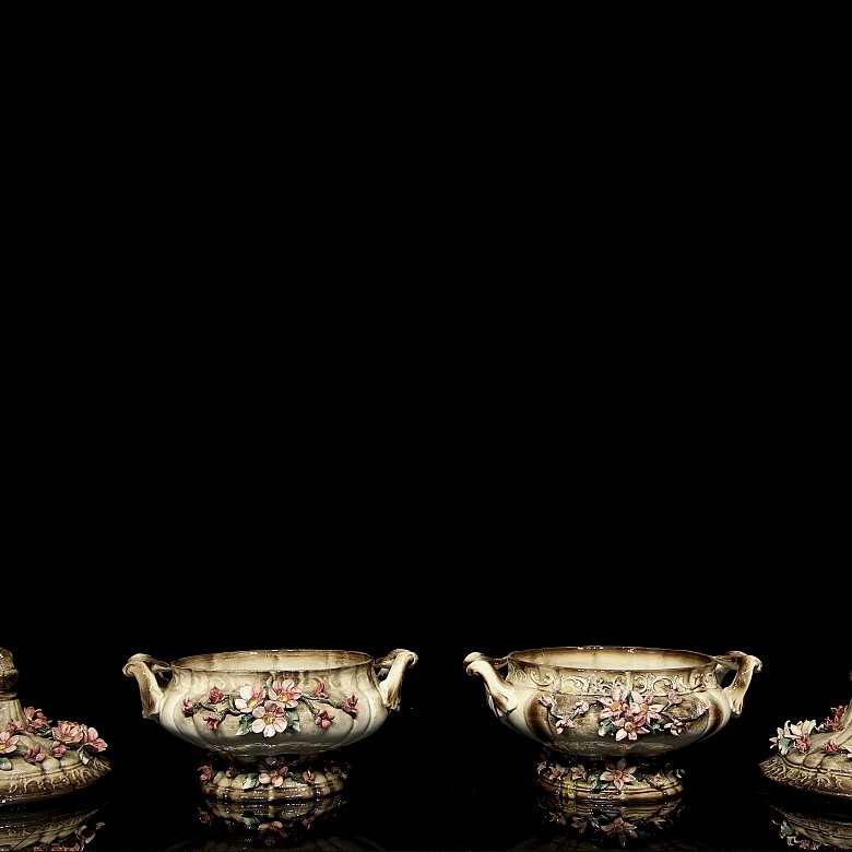 Capodimonte porcelain ‘Pair of soup tureens’, 20th century