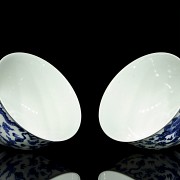 Pair of bowls, blue and white, Qianlong mark