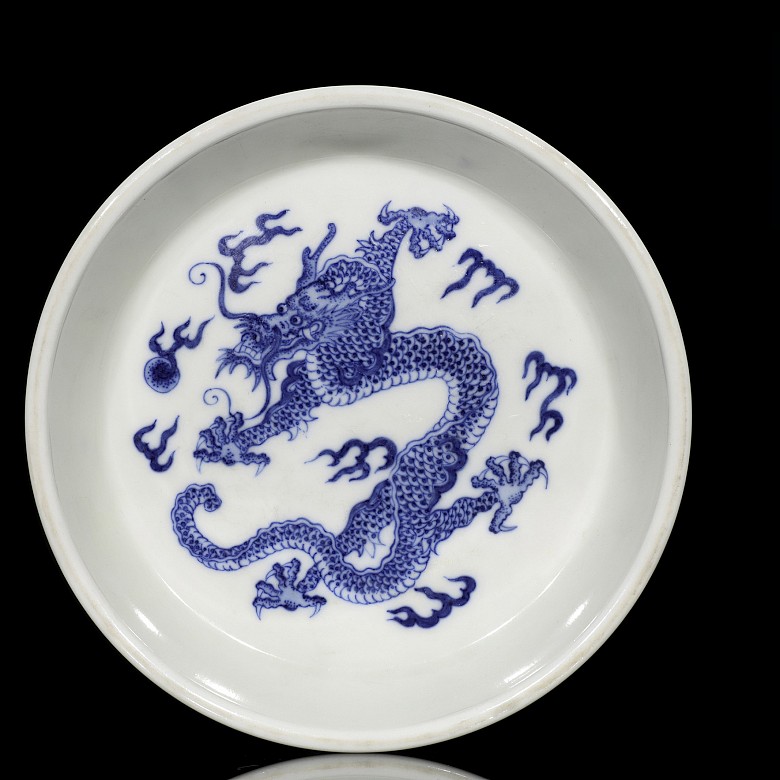 Plato de porcelana con dragón, con marca Kangxi