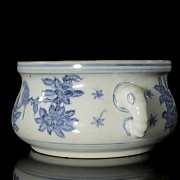 Blue-and-white porcelain censer ‘Birds and branches’, Qing dynasty