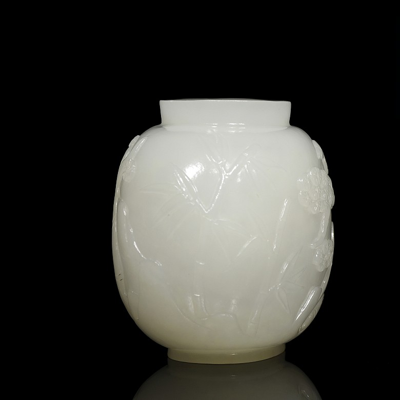 White jade snuff bottle ‘Landscape’, Qing Dynasty