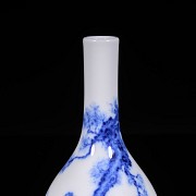 Small blue and white ‘Dan Ping’ vase, Minguo