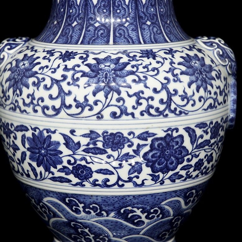 Blue and white ‘Hu’ porcelain vase, with Qianlong seal