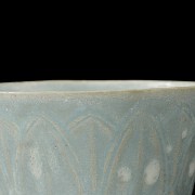 Glazed ceramic ‘Lotus petals’ mug, 19th century