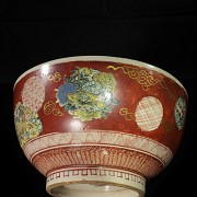 Glazed porcelain bowl ‘Windows and Medallions’, Qing dynasty